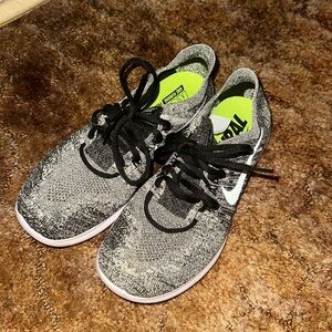 womens size 7 nike sneakers